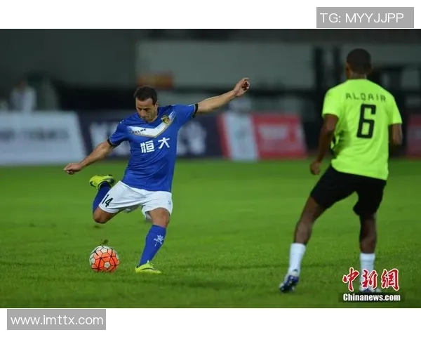 足球明星与小罗的首次相遇引发的传奇故事与友谊之旅